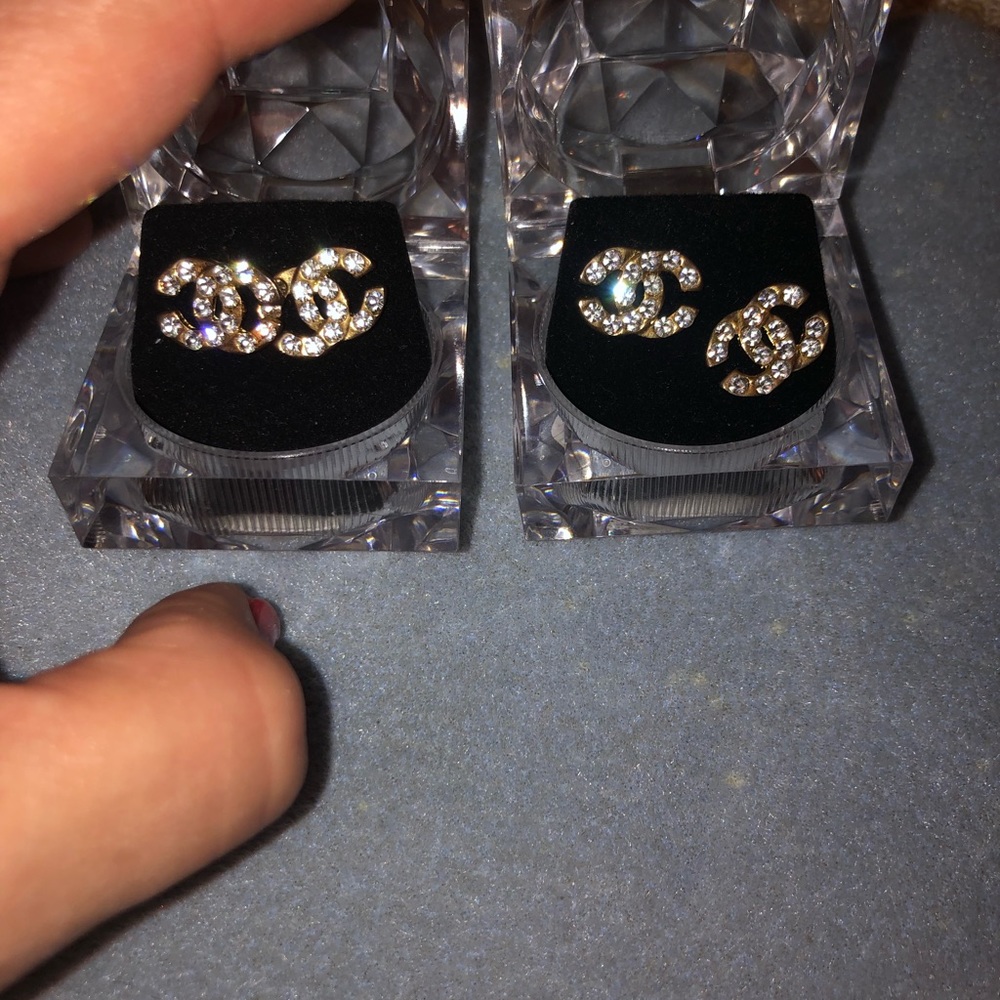 2 pair fashion earrings - Picture 2 of 8